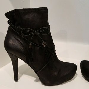 BCBGeneration Metallic Sheen Platform Booty 8